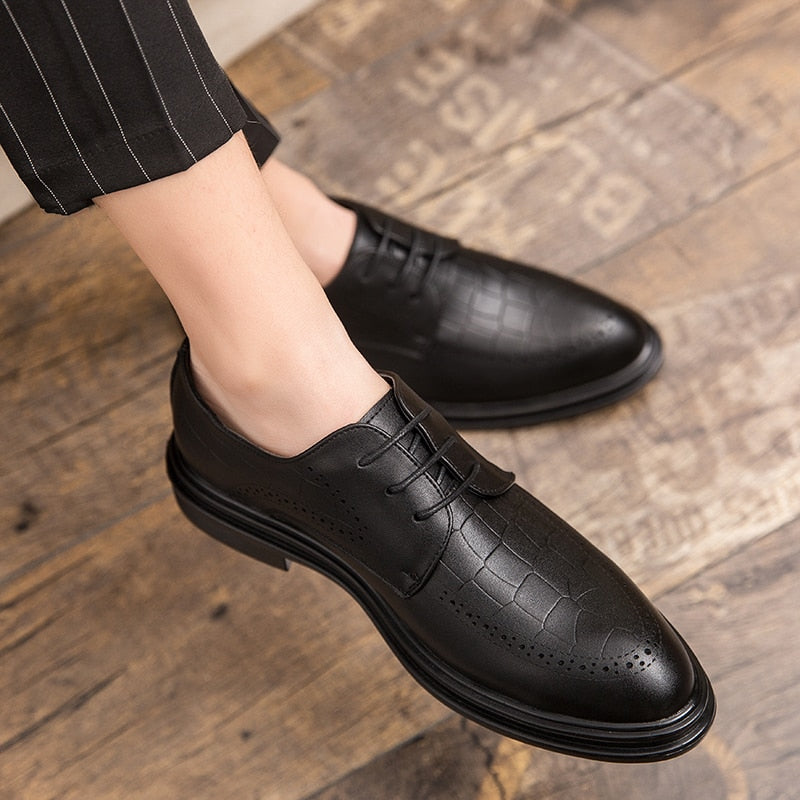 Fashion Men&#39;s Dress Shoes Men Luxury brogue oxfords Ventilation Pointed Toe Slip On Casual Leather Wedding party Shoes men