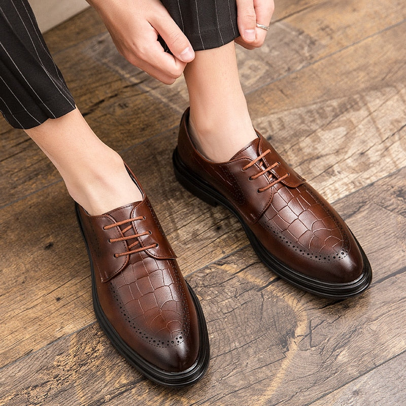 Fashion Men&#39;s Dress Shoes Men Luxury brogue oxfords Ventilation Pointed Toe Slip On Casual Leather Wedding party Shoes men
