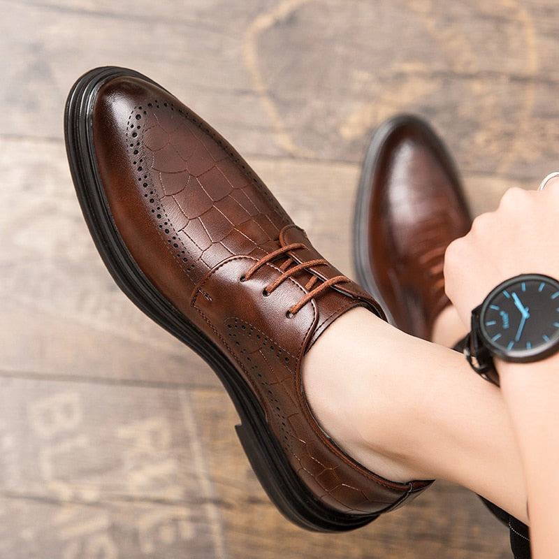 Fashion Men&#39;s Dress Shoes Men Luxury brogue oxfords Ventilation Pointed Toe Slip On Casual Leather Wedding party Shoes men