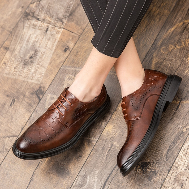 Fashion Men&#39;s Dress Shoes Men Luxury brogue oxfords Ventilation Pointed Toe Slip On Casual Leather Wedding party Shoes men